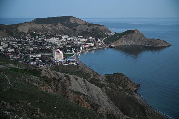 منظر لقرية أوردجونيكيدزه من جبل "دجان - كوتاران" في جمهورية القرم الروسية - سبوتنيك عربي