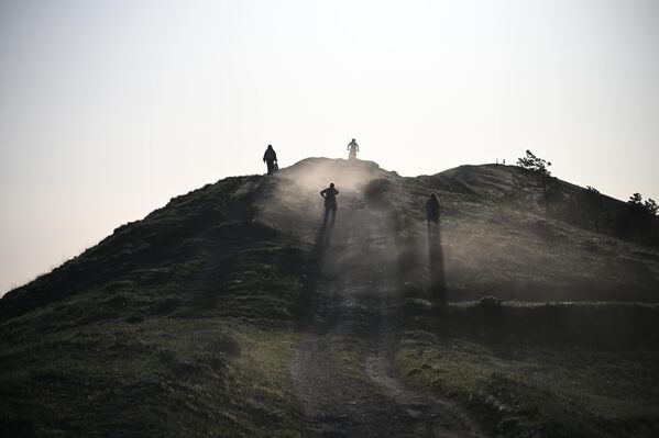 عشاق الدراجات النارية يستمتعون بالنزول من جبل "دجان - كوتاران" في منتزه المناظر الطبيعية والترفيه بين قريتي أوردجونيكيدزه وكوكتيبيل - سبوتنيك عربي