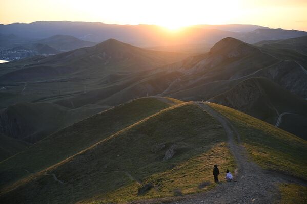 الشمس وهي تشرق على جبل "دجان - كوتاران" في منتزه المناظر الطبيعية والترفيه بين قريتي أوردجونيكيدزه وكوكتيبيل في جمهورية القرم الروسية - سبوتنيك عربي