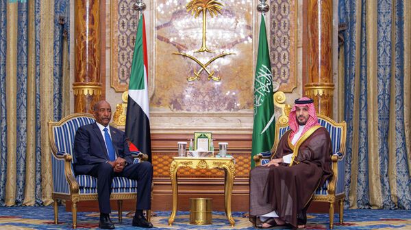 ولي العهد السعودي الأمير محمد بن سلمان ورئيس مجلس السيادة السوداني عبد الفتاح البرهان - سبوتنيك عربي