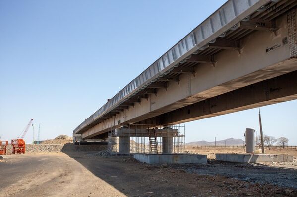 صورة تظهر التشطيبات النهائية للجسر البري على الحدود بين روسيا وكوريا الديمقراطية الذي سيُسهم في ربط البلدين بشكل مباشر - سبوتنيك عربي