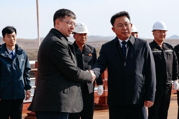 لقطة تظهر عددا من المسؤولين من روسيا وكوريا الديمقراطية خلال مراسم ربط الهيكل العلوي للجسر البري على الحدود بين البلدين - سبوتنيك عربي