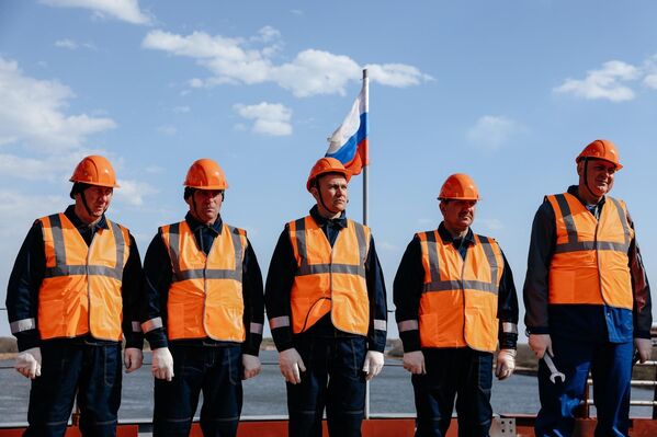 عمال روس يشاركون في مراسم ربط الهيكل العلوي للجسر البري على الحدود بين روسيا وكوريا الديمقراطية - سبوتنيك عربي