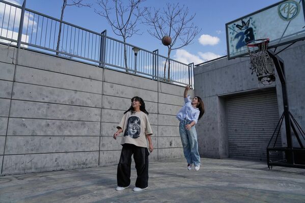 فتيات يلعبن كرة السلة في أحد الأحياء الجنوبية للعاصمة طهران. - سبوتنيك عربي