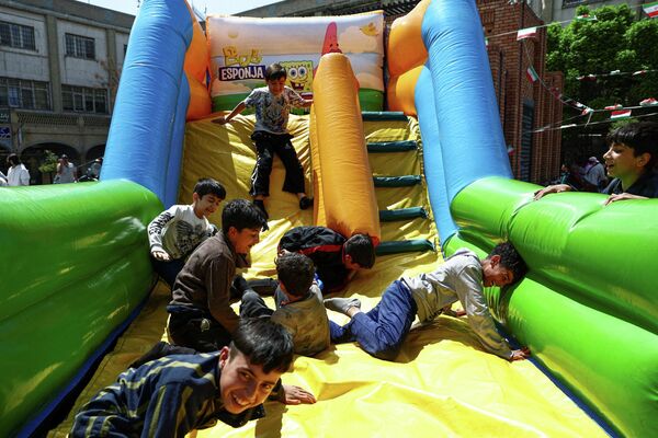 أطفال يقضون وقتًا ممتعًا باللعب في طهران. - سبوتنيك عربي