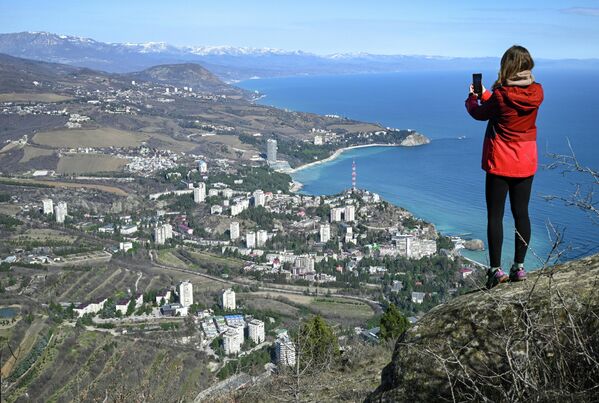 إطلالة بانورامية جميلة على قرية "بارتينيت" من سفوح جبل أيو داغ "جبل الدب" في شبه جزيرة القرم. - سبوتنيك عربي