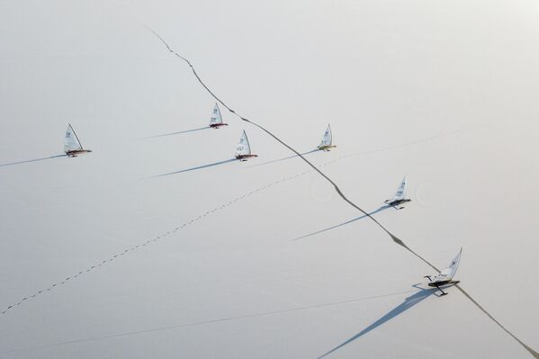 رياضيون يتنافسون خلال سباقات بطولة كأس سيبيريا الكبرى للإبحار بالقوارب الجليدية. - سبوتنيك عربي