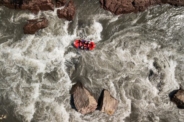 مشاركون في كأس التجديف الروسي"Interrally Belaya 2018" خلال مسار السباق في جمهورية أديغيا الروسية. - سبوتنيك عربي