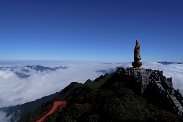 تمثال للإلهة البوذية "غوانيين" بارتفاع 12 مترا على جبل فانسيبان، يطل على غطاء من السحب في الفيتنام. - سبوتنيك عربي