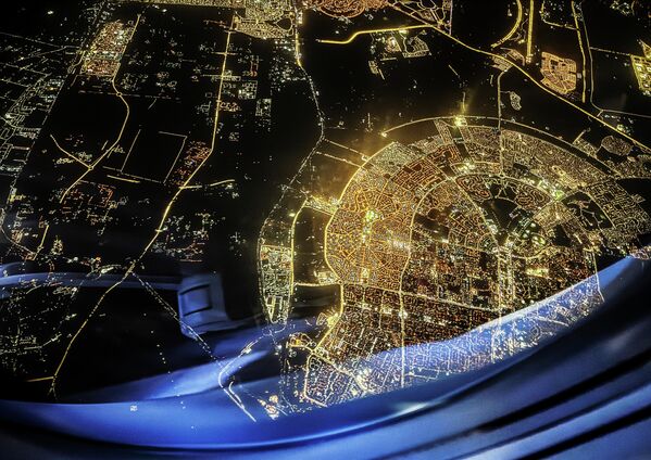 منظر ليلي للقاهرة من نافذة طائرة. - سبوتنيك عربي