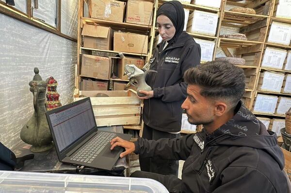 &quot;حراس التراث&quot; ينتشلون مخطوطات وآثار غزة من تحت الركام - سبوتنيك عربي