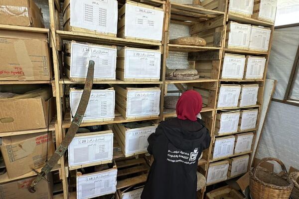 &quot;حراس التراث&quot; ينتشلون مخطوطات وآثار غزة من تحت الركام - سبوتنيك عربي