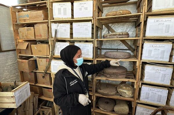 &quot;حراس التراث&quot; ينتشلون مخطوطات وآثار غزة من تحت الركام - سبوتنيك عربي