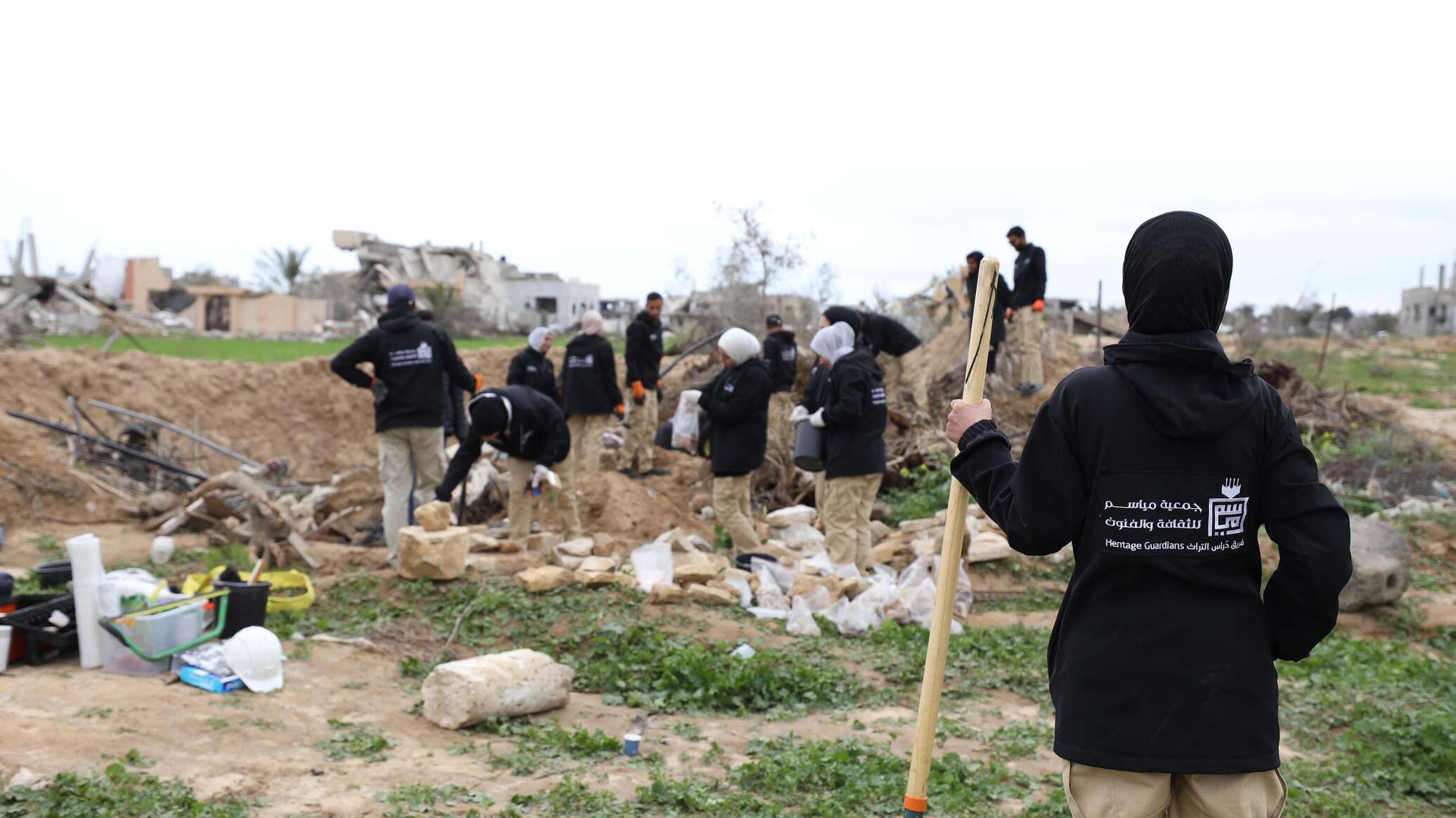 "حراس التراث" ينتشلون مخطوطات وآثار غزة من تحت الركام
