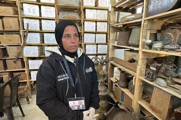 &quot;حراس التراث&quot; ينتشلون مخطوطات وآثار غزة من تحت الركام - سبوتنيك عربي