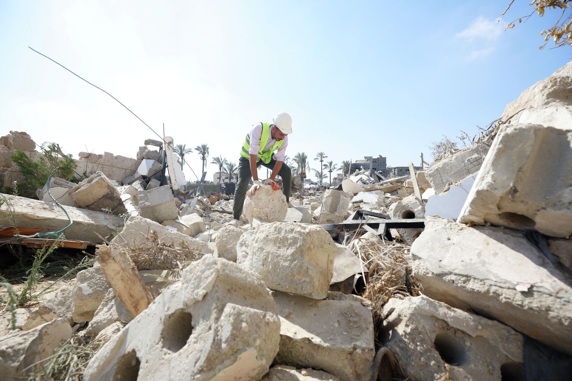 حراس التراث ينتشلون مخطوطات وآثار غزة من تحت الركام - سبوتنيك عربي, 1920, 22.04.2026