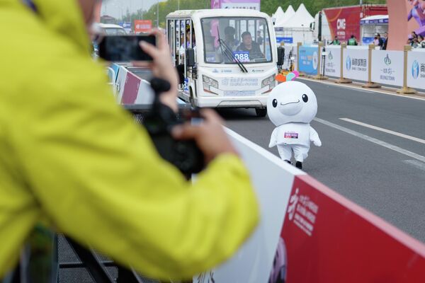 الروبوت "ميني هاي" يشارك في نصف ماراثون للبشر والروبوتات في بكين. - سبوتنيك عربي