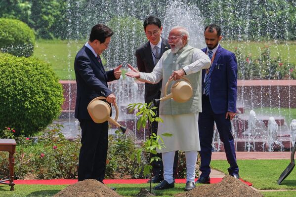 رئيس الوزراء الهندي ناريندرا مودي والرئيس الكوري الجنوبي لي جاي ميونغ يشاركان في غرس وسقي شتلة شجرة أشوكا في نيودلهي، الهند. - سبوتنيك عربي