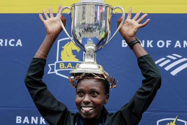 الكينية شارون لوكيدي تحتفل برفع الكأس بعد فوزها بسباق النخبة للسيدات في ماراثون بوسطن الـ130 في الولايات المتحدة الأمريكية. - سبوتنيك عربي