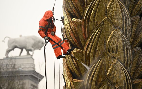 تنظيف نافورة "الأذن الذهبية" في متحف الفن الحديث والمعاصر في موسكو. - سبوتنيك عربي