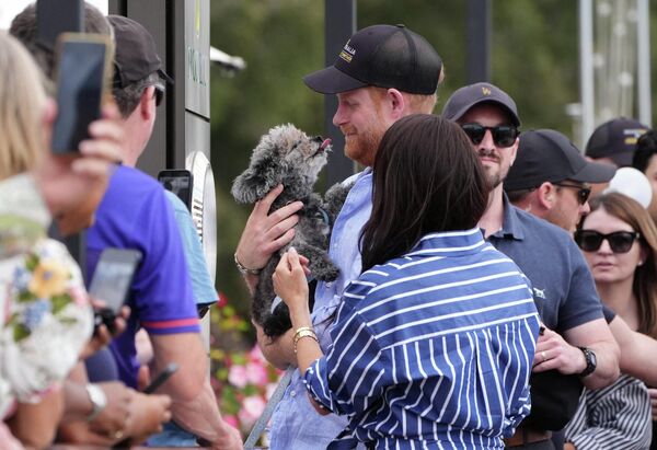 هاري وميغان، دوق ودوقة ساسكس، ظهرا في نادي اليخوت السياحية بسيدني بعد مشاركتهما في فعالية إبحار مع أعضاء "إنفيكتوس أستراليا" خلال زيارتهما لأستراليا في 17 أبريل/نيسان 2026. - سبوتنيك عربي