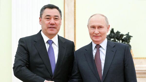  الرئيس الروسي فلاديمير بوتين ورئيس قيرغيزستان، صدير جباروف - سبوتنيك عربي