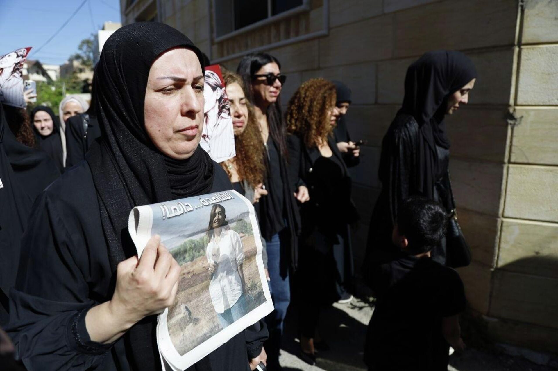 عدسة سبوتنيك ترصد مشاهد مهيبة خلال تشييع الصحفية اللبنانية آمال خليل     - سبوتنيك عربي, 1920, 23.04.2026