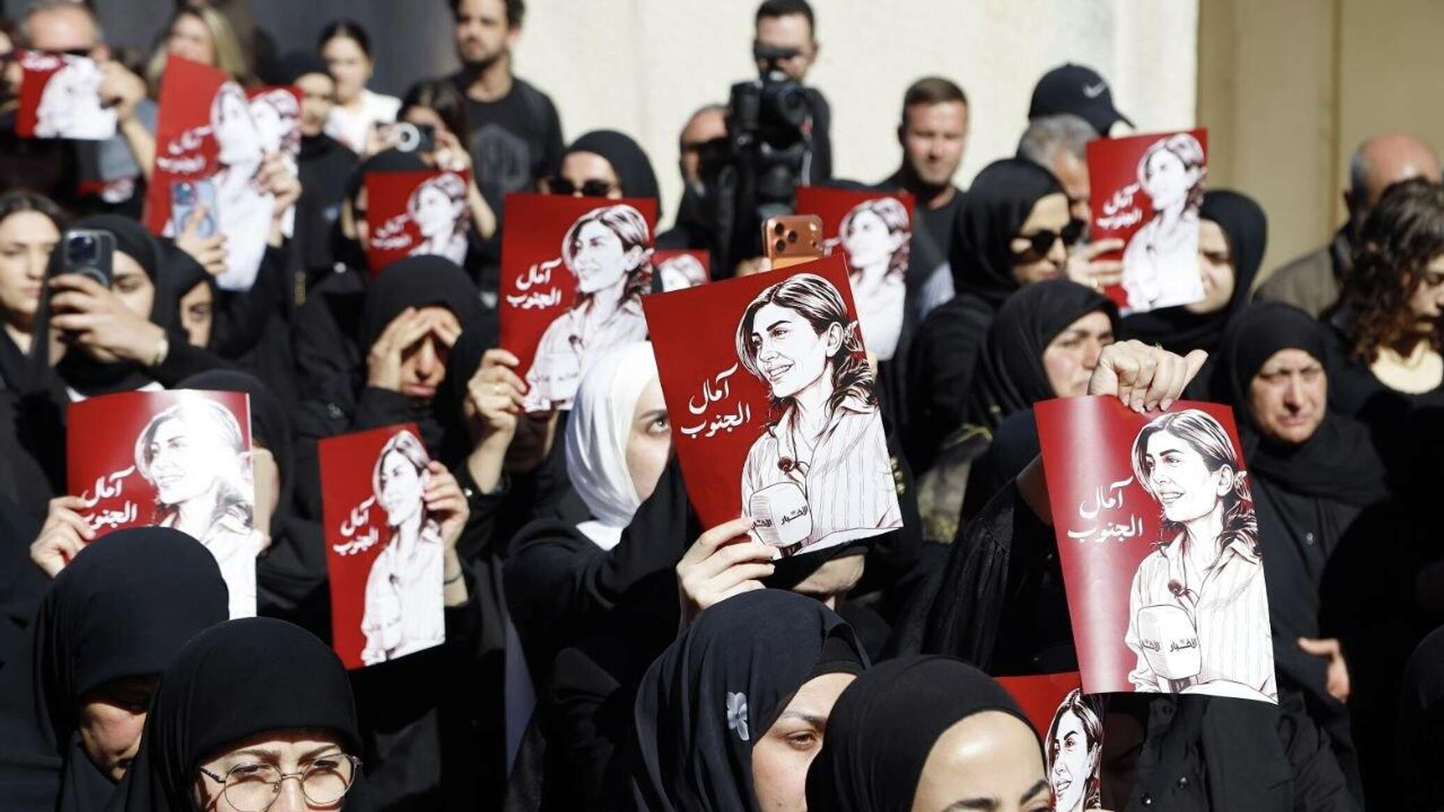 عدسة "سبوتنيك" ترصد مشاهد مهيبة خلال تشييع الصحفية اللبنانية آمال خليل