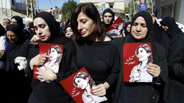 عدسة سبوتنيك ترصد مشاهد مهيبة خلال تشييع الصحفية اللبنانية آمال خليل     - سبوتنيك عربي