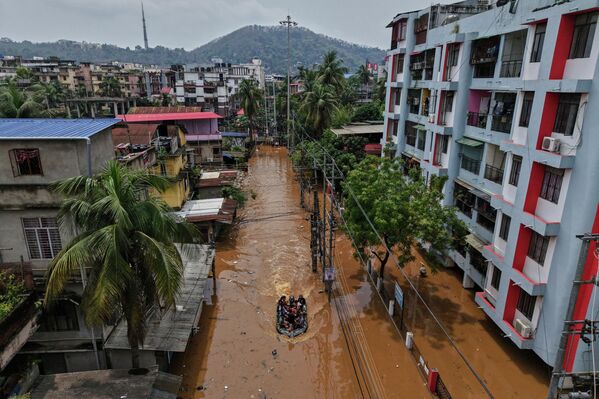 عناصر من الجيش الهندي ينطلقون بقارب لإنقاذ المتضررين في غواهاتي بالهند، عقب أمطار غزيرة سبقت موسم الرياح الموسمية وتسببت في فيضانات واسعة. - سبوتنيك عربي
