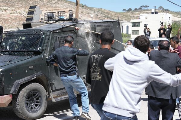 مواجهات بين شبان وقوات حرس الحدود الإسرائيلية خلال تشييع أوس النعسان (14 عاماً) وجهاد أبو نعيم (32 عاماً) في قرية المغيّر في الضفة الغربية. - سبوتنيك عربي
