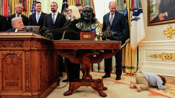 ترافيس سميث، الذي شُخّص بطفرة OTOF وتلقى علاجاً تجريبياً في عمر 18 شهراً ضمن تجربة سريرية، يظهر خلال فعالية في المكتب البيضاوي بالبيت الأبيض. - سبوتنيك عربي