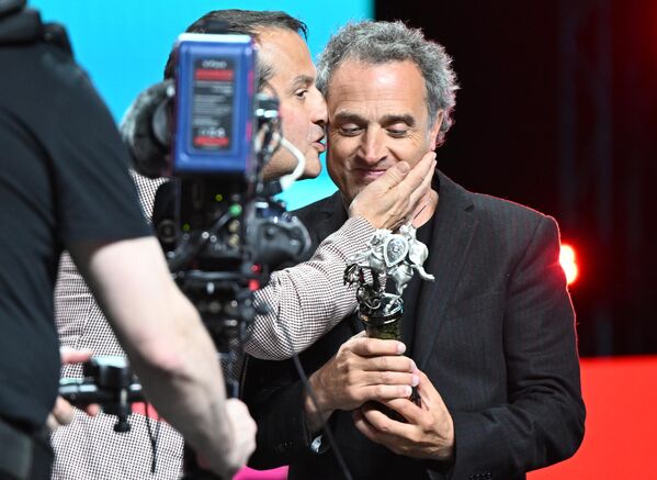 لجنة التحكيم الرئيسية المخرج خافيير ريبولو والمخرج دانيال غوزمان، الفائز بجائزة لجنة التحكيم الخاصة عن فيلمه "القصاص"، خلال حفل ختام الدورة الثامنة والأربعين من مهرجان موسكو السينمائي الدولي في موسكو. - سبوتنيك عربي