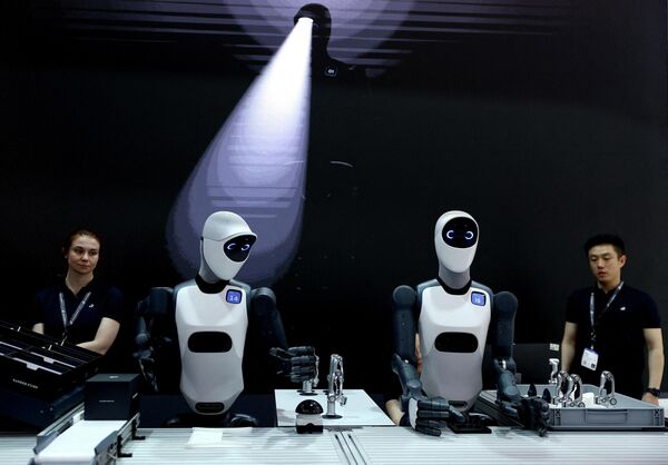 موظفو شركة "أجايل روبوتس" يقدّمون تقنياتهم في جناح الشركة ضمن معرض هانوفر ميسي في مدينة هانوفر الألمانية. - سبوتنيك عربي