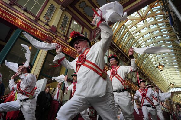 فرقة راقصي الموريس تقدّم عروضها التقليدية احتفالاً بيوم القديس جورج في سوق ليدنهال الفيكتوري وسط لندن. - سبوتنيك عربي