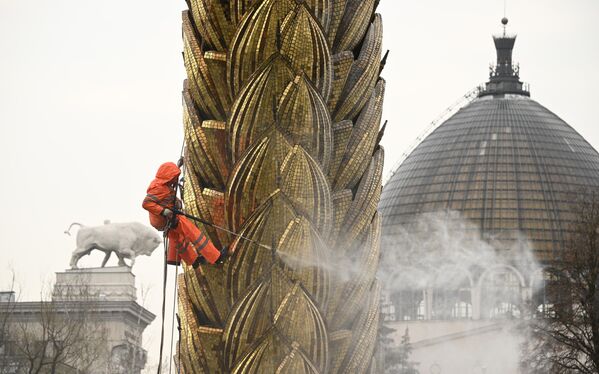 أعمال تنظيف وصيانة لتمثال "السنبلة الذهبية" في متحف الفن الحديث والمعاصر بالعاصمة الروسية موسكو. - سبوتنيك عربي