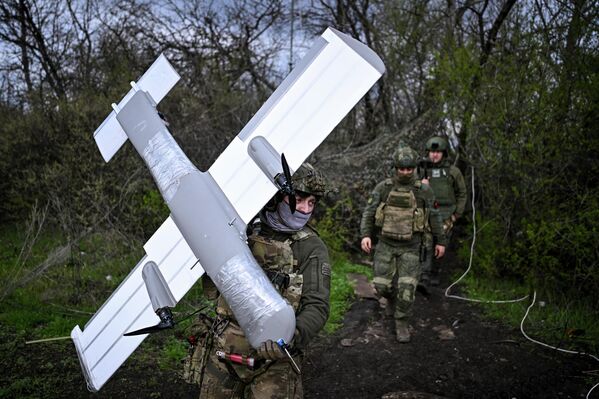 طاقم طائرات "مولنيا-2" التابعة لفصيلة الطائرات دون طيار "كونتورا" ضمن قوات مجموعة "الغرب" الروسية ينفّذ مهاماً قتالية في قطاع كوبيانسك على خط الجبهة. - سبوتنيك عربي