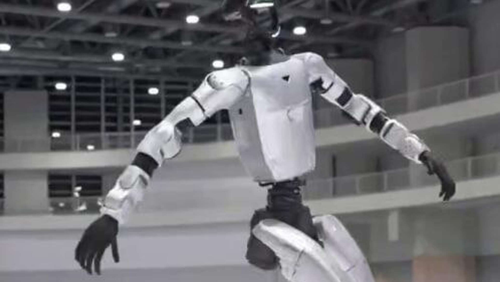 روبوتات التزلج... استعراض تكنولوجي صيني يكسر حاجز المستحيل... فيديو