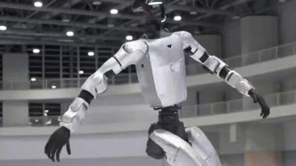 روبوتات صينية تؤدي حركات التزلج على الجليد وبحذاء الزلاجات الدوارة - سبوتنيك عربي