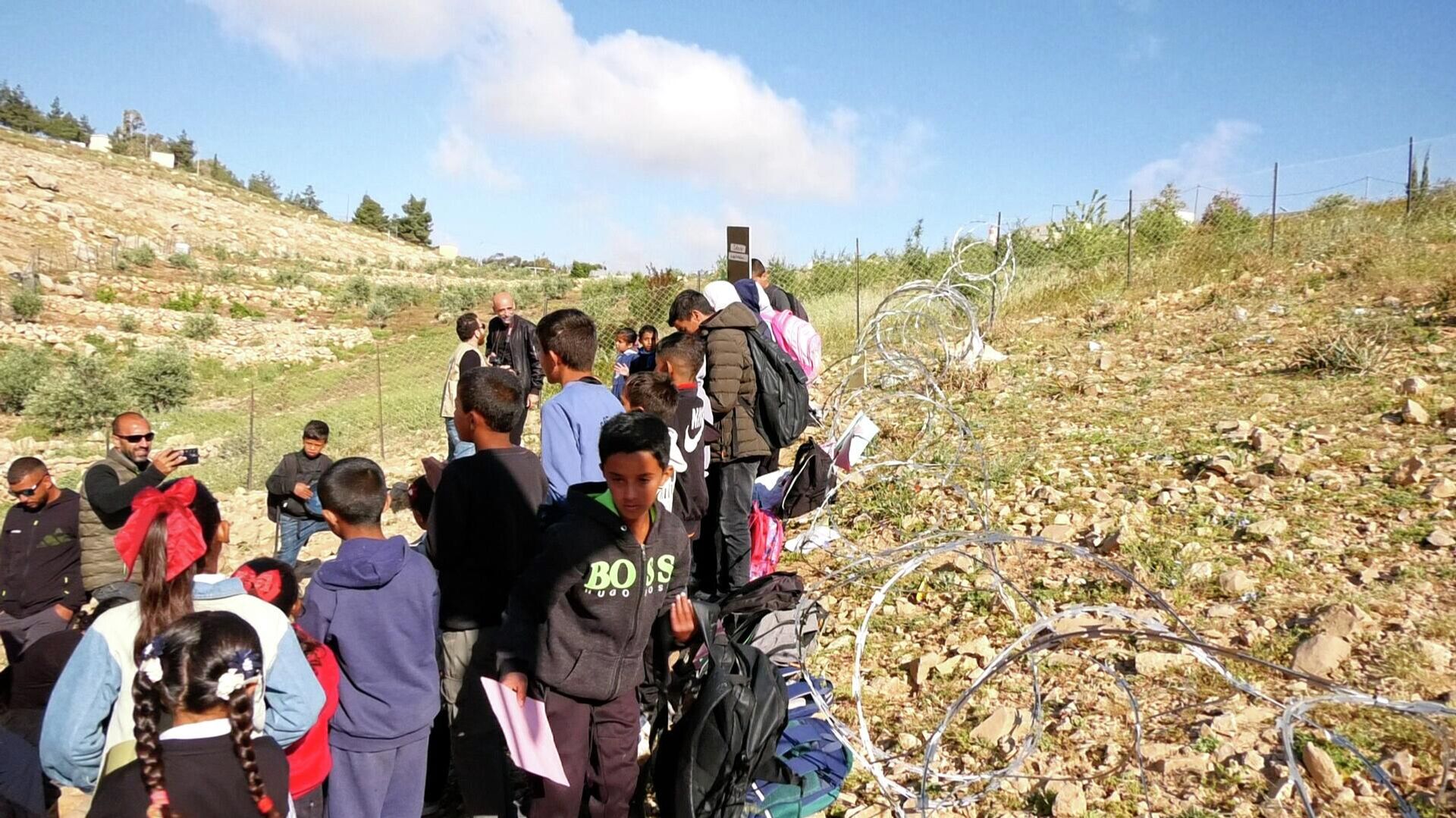 الاستيطان يقطع طريق طلبة مدرسة أم الخير جنوبي الضفة الغربية.. صور وفيديو - سبوتنيك عربي, 1920, 24.04.2026