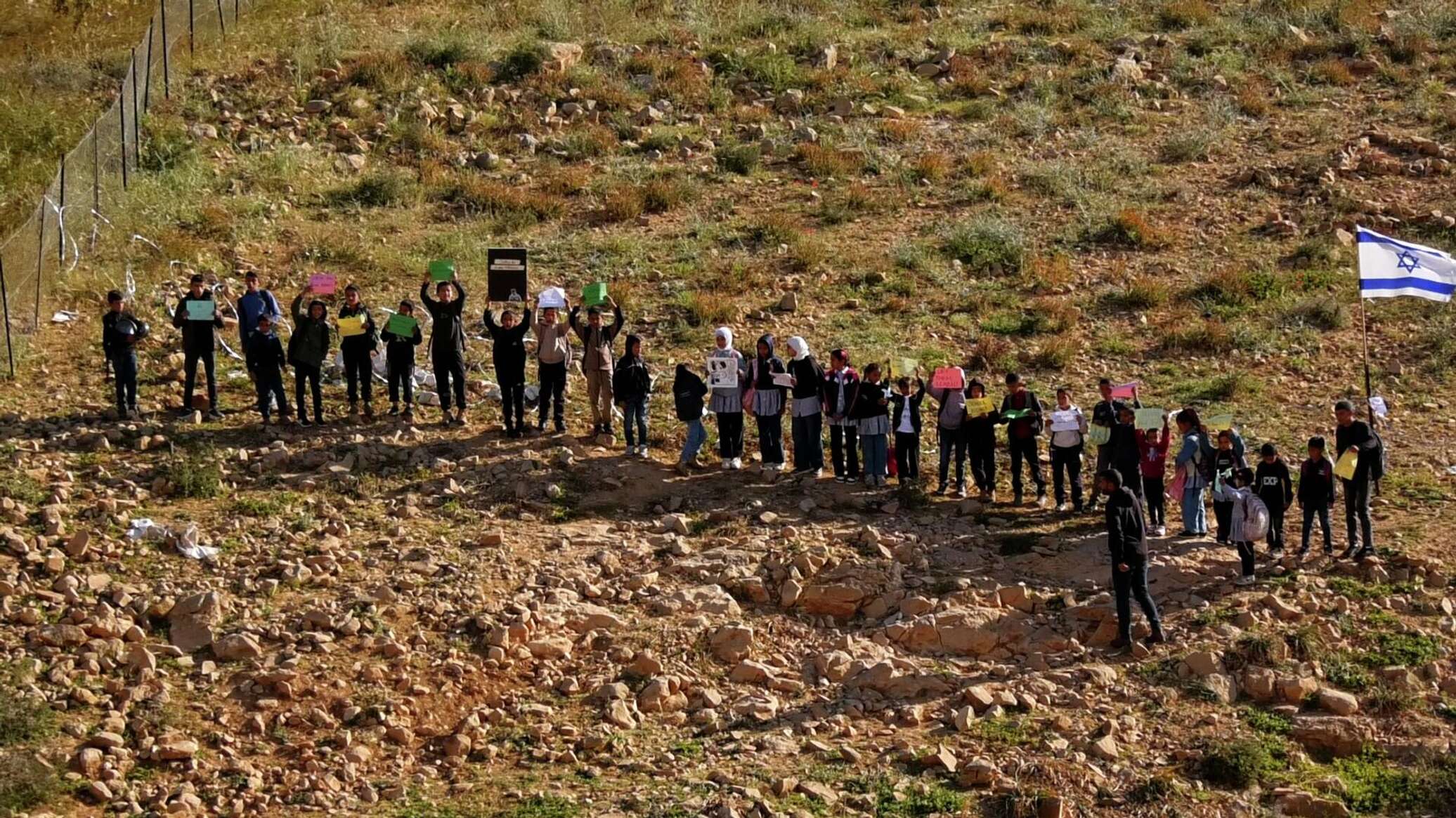 الاستيطان يقطع طريق طلبة مدرسة "أم الخير" جنوبي الضفة الغربية... صور وفيديو