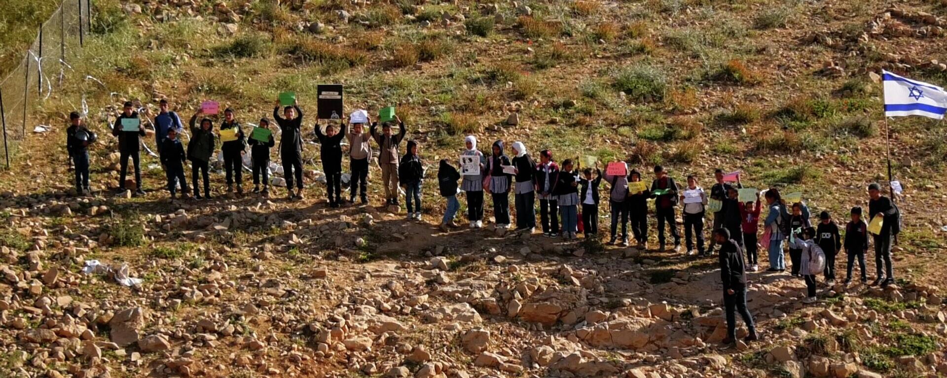 الاستيطان يقطع طريق طلبة مدرسة أم الخير جنوبي الضفة الغربية.. صور وفيديو - سبوتنيك عربي, 1920, 24.04.2026