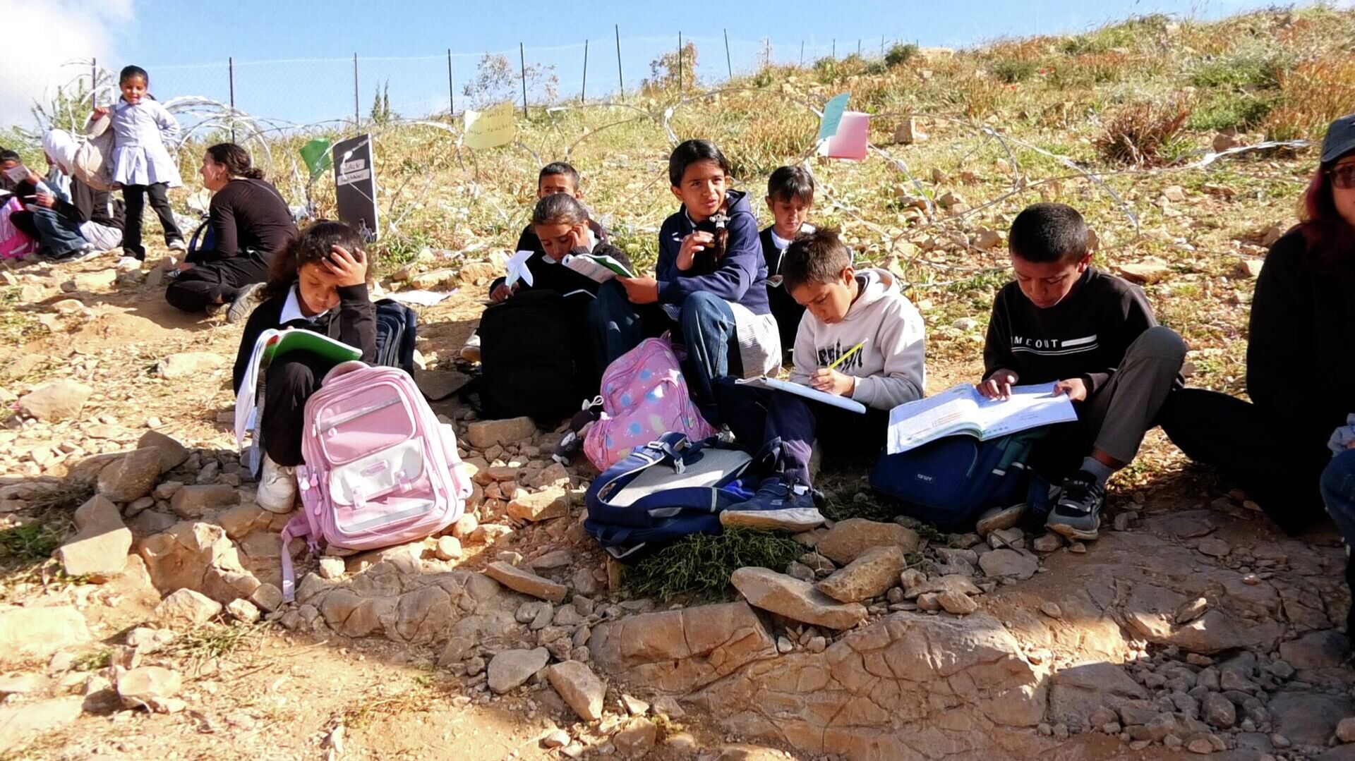 الاستيطان يقطع طريق طلبة مدرسة أم الخير جنوبي الضفة الغربية.. صور وفيديو - سبوتنيك عربي, 1920, 24.04.2026