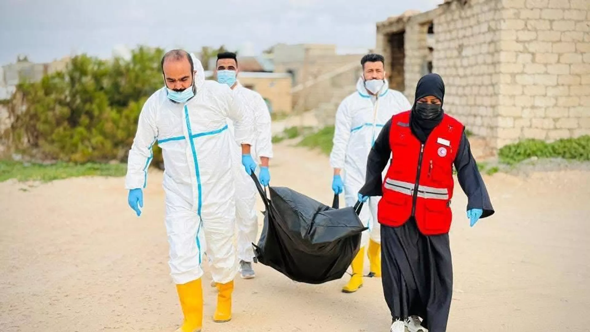 إنقاذ 404 مهاجرين قبالة سواحل مدينة طبرق الليبية والهلال الأحمر يقدم الإسعافات الأولية والدعم الإنساني، 24 نيسان/ أبريل 2026 - سبوتنيك عربي, 1920, 24.04.2026