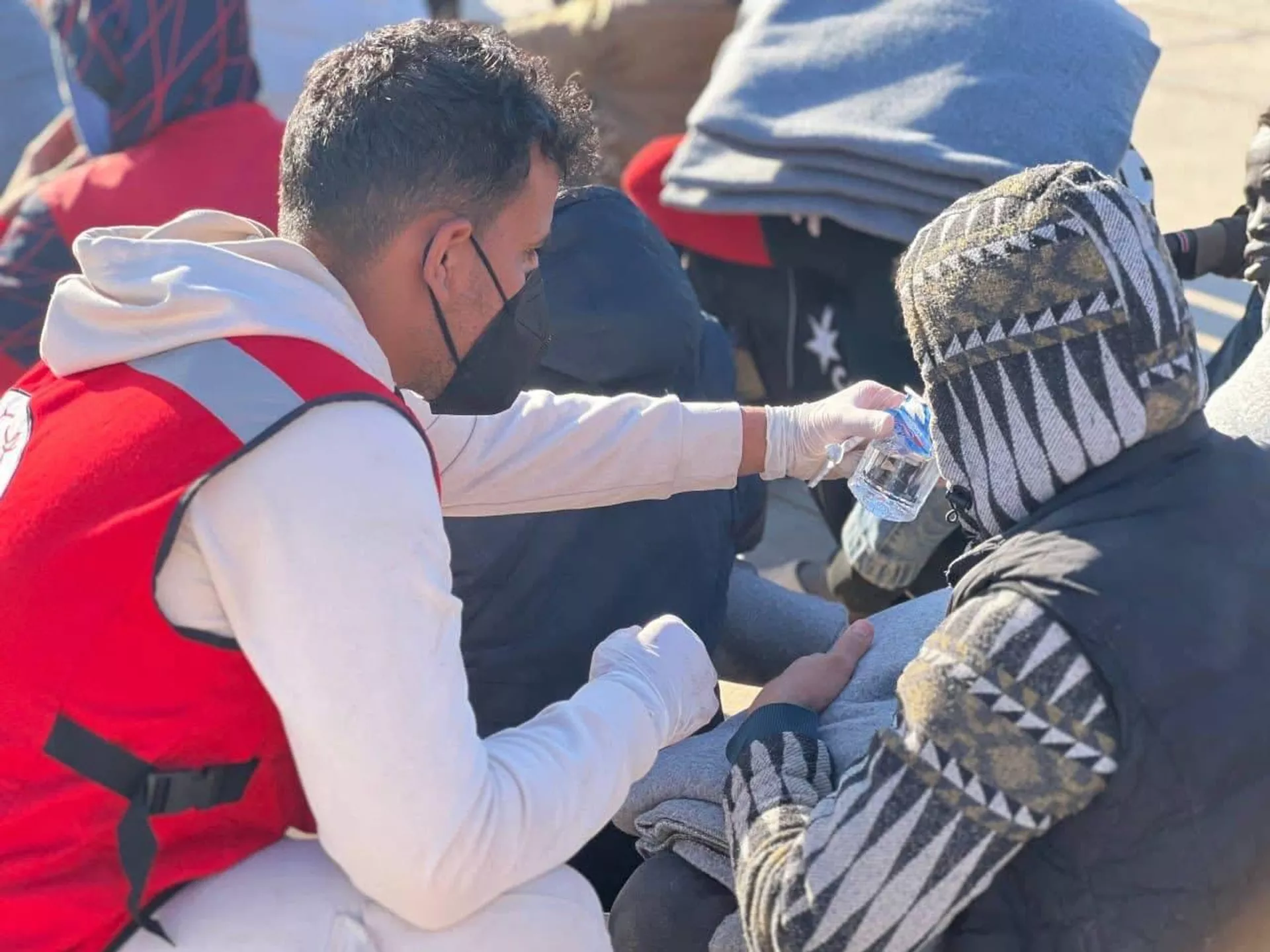 إنقاذ 404 مهاجرين قبالة سواحل مدينة طبرق الليبية والهلال الأحمر يقدم الإسعافات الأولية والدعم الإنساني، 24 نيسان/ أبريل 2026 - سبوتنيك عربي, 1920, 24.04.2026