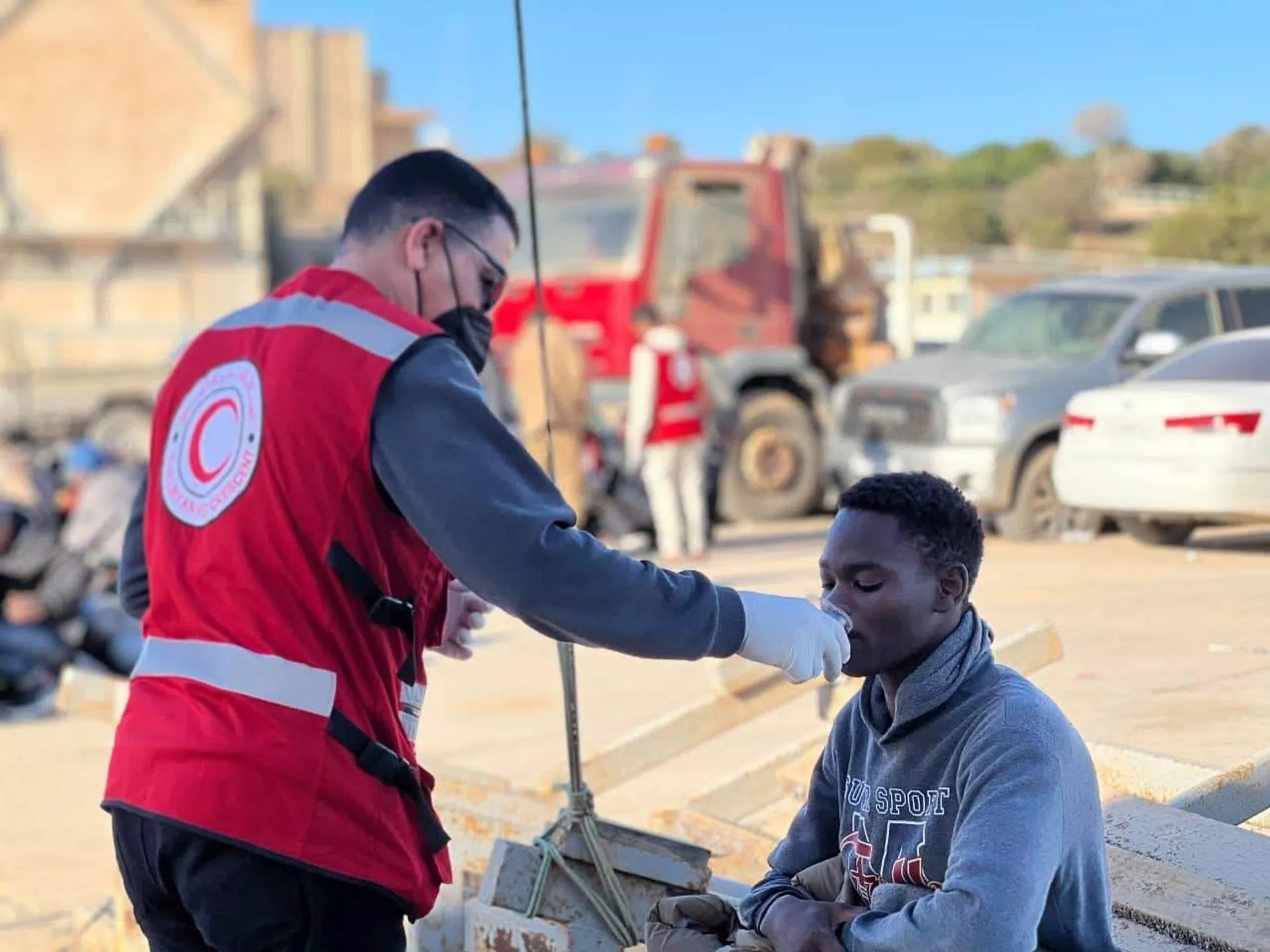 إنقاذ 404 مهاجرين قبالة سواحل مدينة طبرق الليبية والهلال الأحمر يقدم الإسعافات الأولية والدعم الإنساني، 24 نيسان/ أبريل 2026 - سبوتنيك عربي, 1920, 24.04.2026