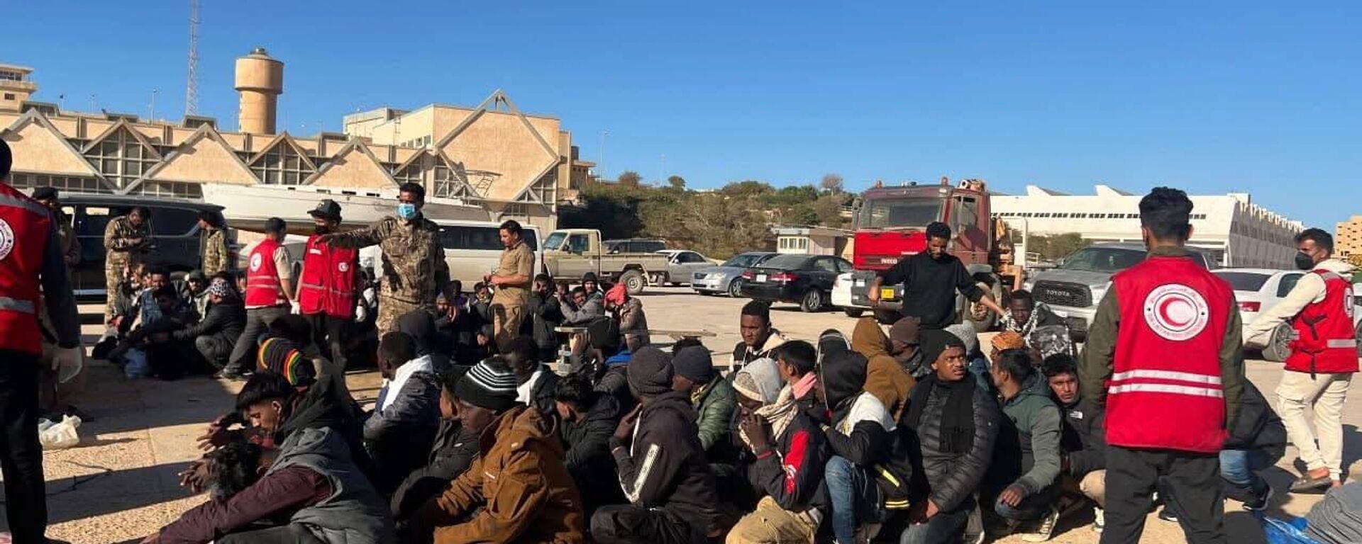 إنقاذ 404 مهاجرين قبالة سواحل مدينة طبرق الليبية والهلال الأحمر يقدم الإسعافات الأولية والدعم الإنساني، 24 نيسان/ أبريل 2026 - سبوتنيك عربي, 1920, 24.04.2026