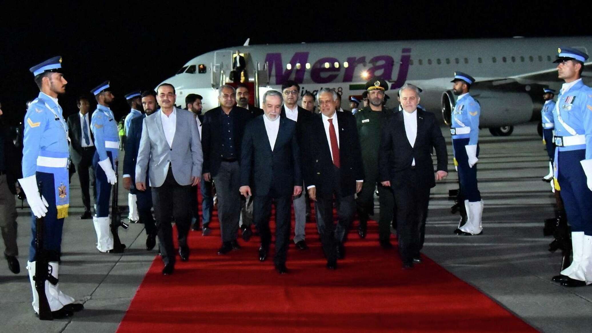 عراقجي في باكستان وترامب ينتظر عرضا من طهران... هل تستأنف مفاوضات إيران والولايات المتحدة؟