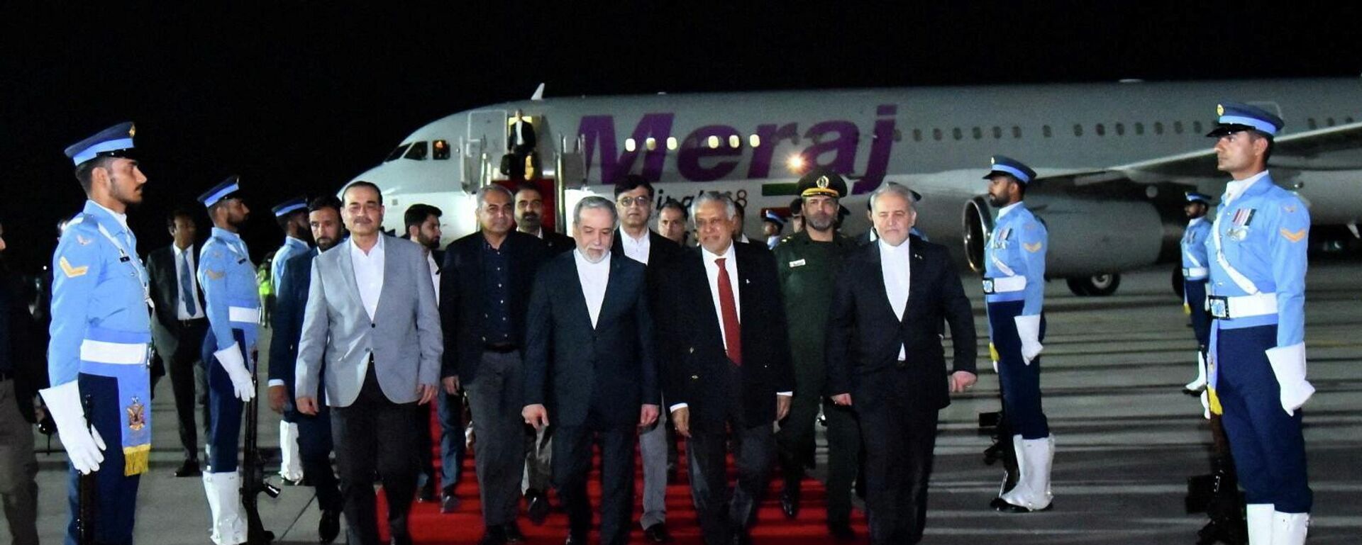 وزير الخارجية الإيراني، عباس عراقجي، يسير مع نظيره الباكستاني، محمد إسحاق دار، ورئيس أركان الجيش، المشير عاصم منير، لدى وصوله إلى إسلام آباد، باكستان، في 24 نيسان/ أبريل 2026، لمناقشة مقترحات استئناف محادثات السلام مع الولايات المتحدة - سبوتنيك عربي, 1920, 25.04.2026