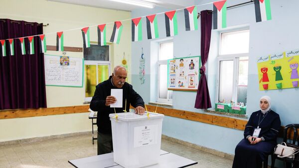 رجل فلسطيني يدلي بصوته خلال انتخابات المجلس البلدي في مدينة البيرة بالضفة الغربية المحتلة، 25 نيسان/ أبريل 2026 - سبوتنيك عربي